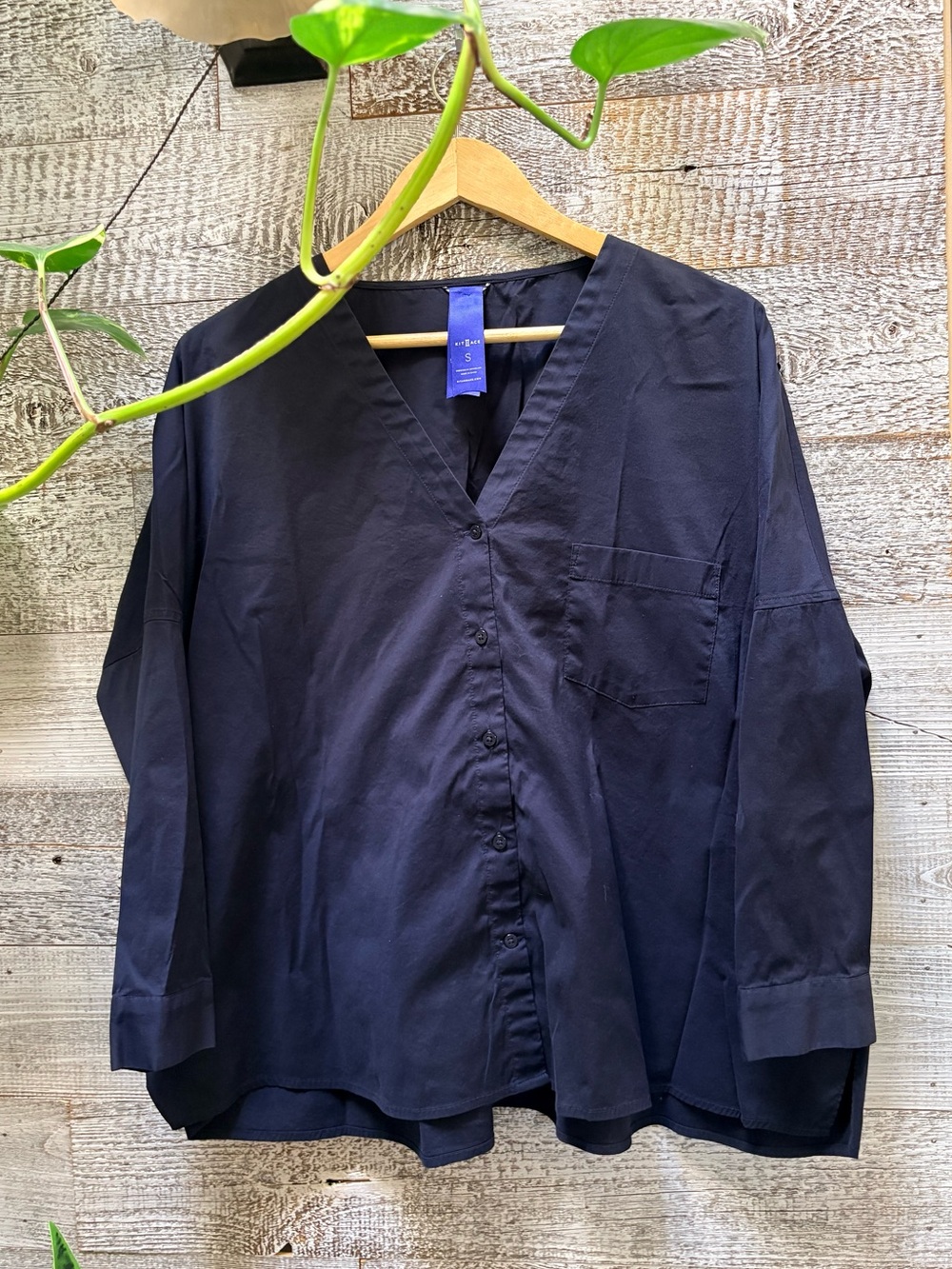 Kit and Ace | Technical Boxy V-Neck Button-Up Shirt - Women's S, Navy